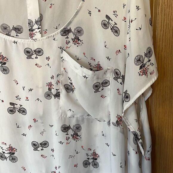 Torrid White Abbey Bicycle Georgette Button Back Blouse 5X - Picture 3 of 8